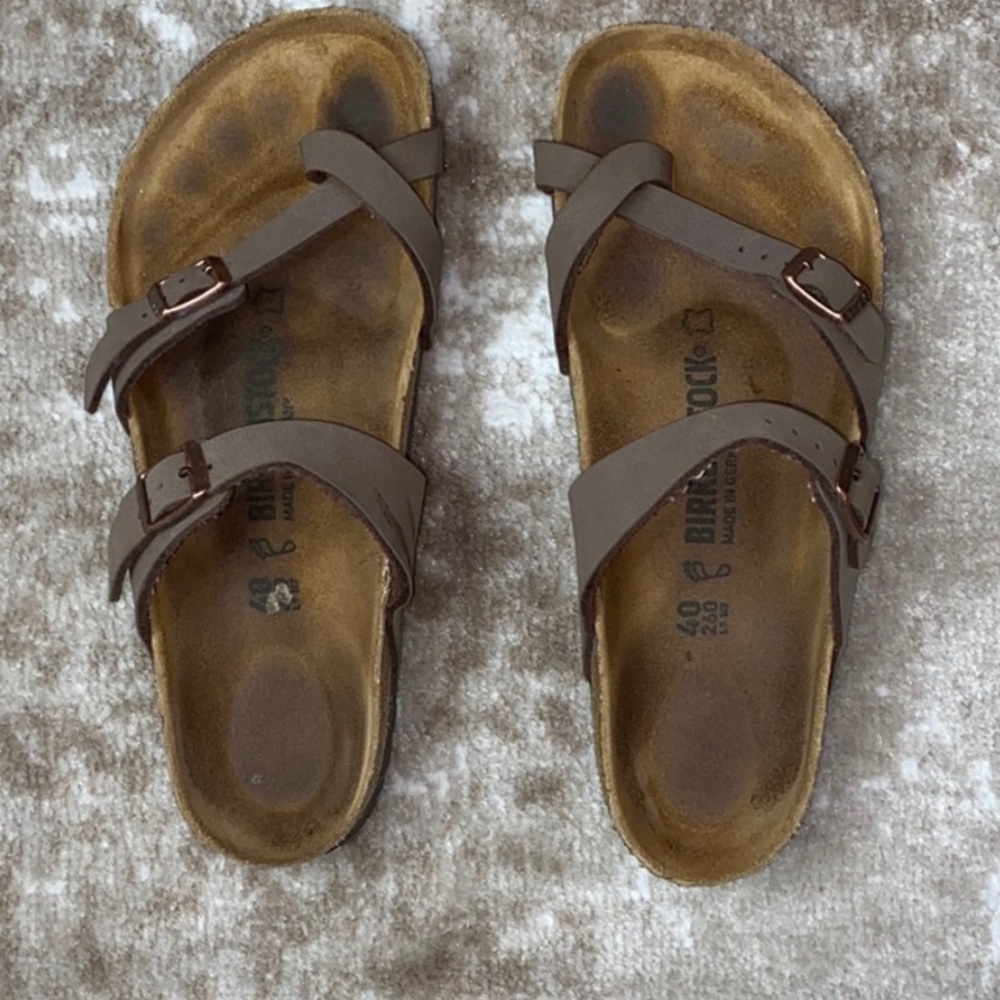 Light brown strapped one toe. New Birkenstock’s!